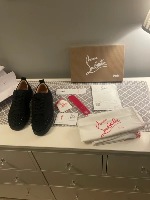 Christian louboutins strl 45 - Tja! Säljer mina fina loubs då jag vill köpa andra skor.  Strl 45 Använda 1 gång. Kvitto, alla tillbehöver låda osv finns. 2500kr bvsa