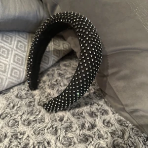 Diadem  - As fint diadem från bikbok aldrig använt.