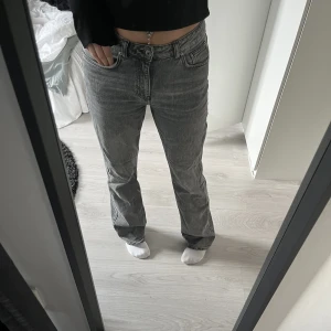 Fina gina jeans  - Säljer dessa gråa jeans från gina! Använda men hela och i bra skick. Jag är 175cm lång.  Kan skickas mot fraktkostnad eller mötas upp i Linköping💓