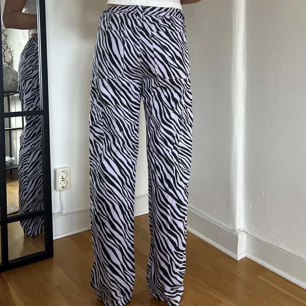 Zebra byxor från Junkyard, storlek XS. Långa!!  Fint skick. Jeans & Byxor.