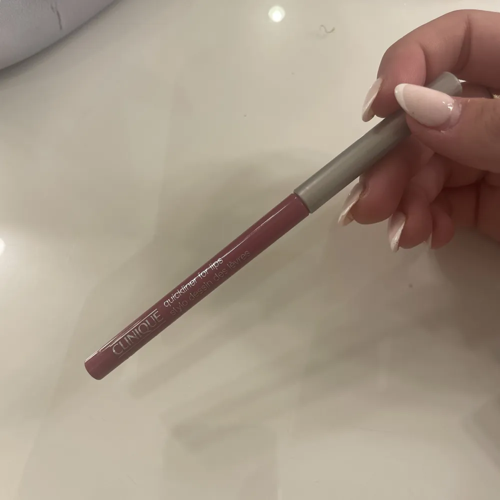 Säljer min lip liner från Qlinique i den superfina rosa färgen 13 crushed berry. Aldrig använd. Originalpris 230, säljer för 75 + frakt💘💘. Skönhet.