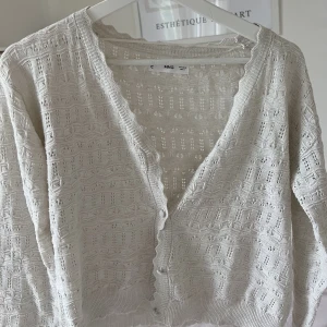 Kofta - Supersöt virkad kofta från mango i storlek m men sitter som en xs. Använd endast 2 gånger så som ny