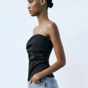 Axelbandslös topp - Snyggaste svarta axelbandslösa toppen!! Verkligen ett måste att ha i garderoben, tyvärr har den blivit för stor på mig🥺 Helt oanvänd!