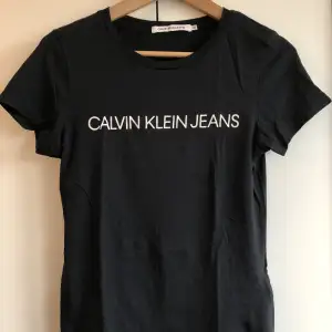 Svart T-shirt från Calvin Klein Jeans. Storlek XS. Nyskick. Nypris ca 350kr. 