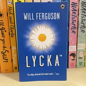 Boken ”lycka” skriven av Will Ferguson. Den är på svenska och i mycket fint skick. Hör av er om ni har några frågor. Jag kan mötas upp i Uppsala eller frakta den😊
