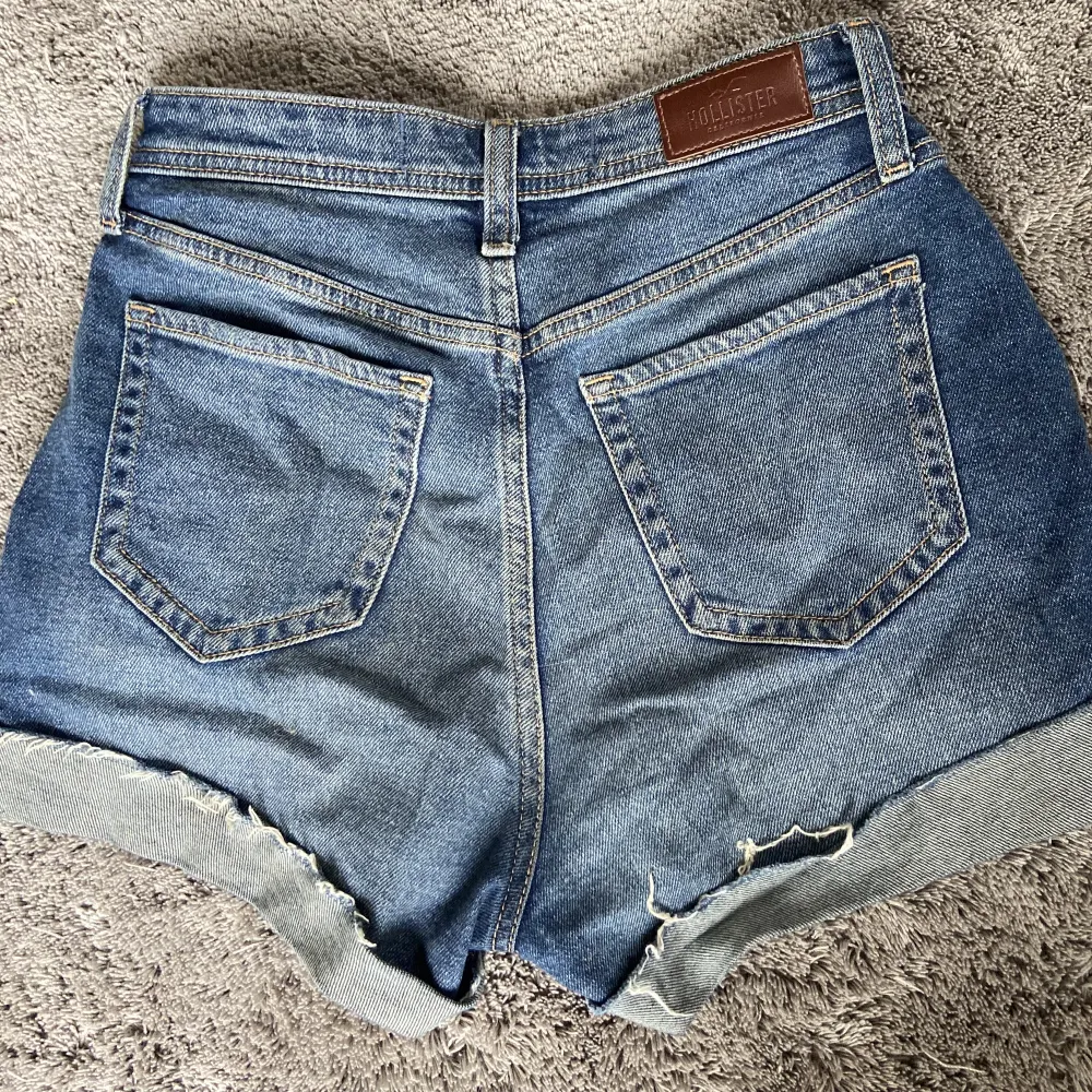 Högmidjade shorts från hollister i xs med w25❤️❤️. Shorts.