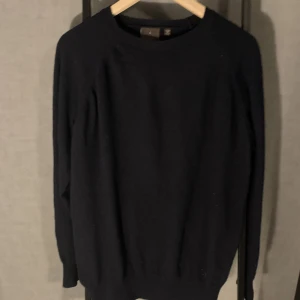 OscarJacobsson stickad ull tröja - Stickad ull tröja ifrån Oscar Jacobsson i marinblå  Tröjan har tvättats i fel tvättprogram och har krympts så tröjan passar för folk som bär S/M  Nypris:1200kr