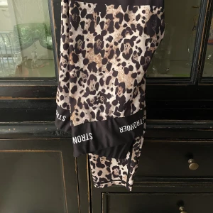 Stronger thigts - I bra skick, endast använda ett fåtal gånger, då dom blivit för små för mig. 