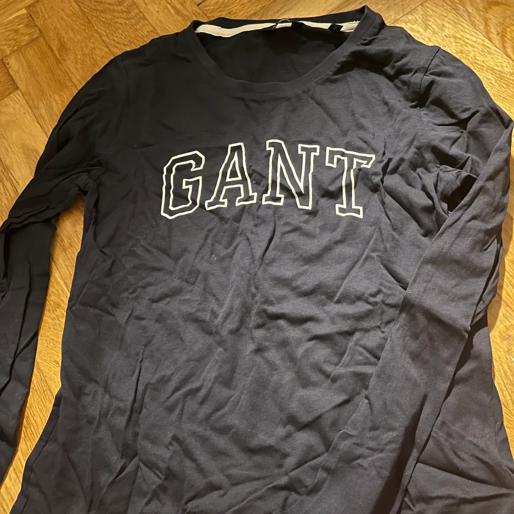 Gant mörkblå långärmad tröja, i storlek S!😊. Toppar.