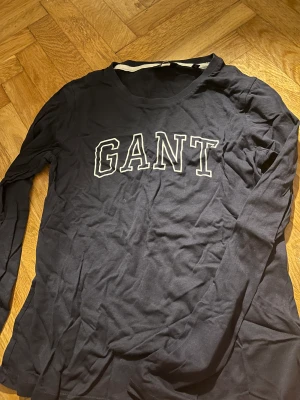 Mörkblå långärmad gant - Gant mörkblå långärmad tröja, i storlek S!😊