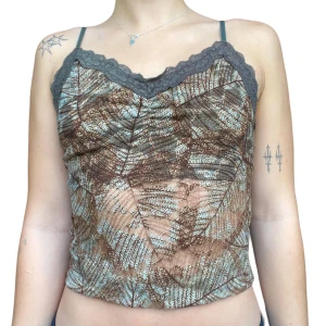 Spetslinne - Brunt linne i spets. Super fina detaljer och mönster! Genomskinligt med innbygd topp/”bh”🌟