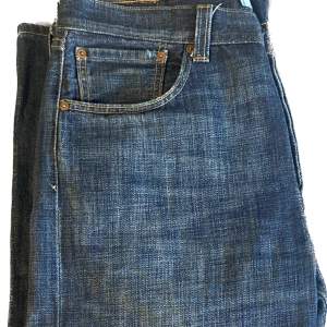 Sköna och fina Levis jeans modell 501, jättebra passform och färg