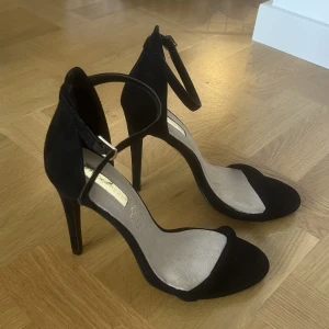 Svarta klackar storlek 38.  - Säljer dessa svarta klackar från Primark i storlek 38. Skorna är helt oanvända då de är för stora för mig. 