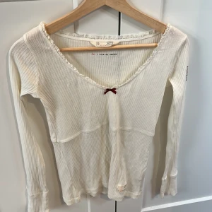 odd molly topp - Vit odd molly topp i strl 1, dvs S. Pyttelitet hål bak på axeln. Titta på min andra annons med den ljusrosa odd molly tröjan för att se hur den sitter!Använd gärna köp nu!💛