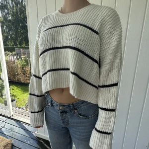 Stickad tröja  - Skön & snygg stickad tröja som passar bra till allt. Croppad i modellen och är randig i svart o vit. 