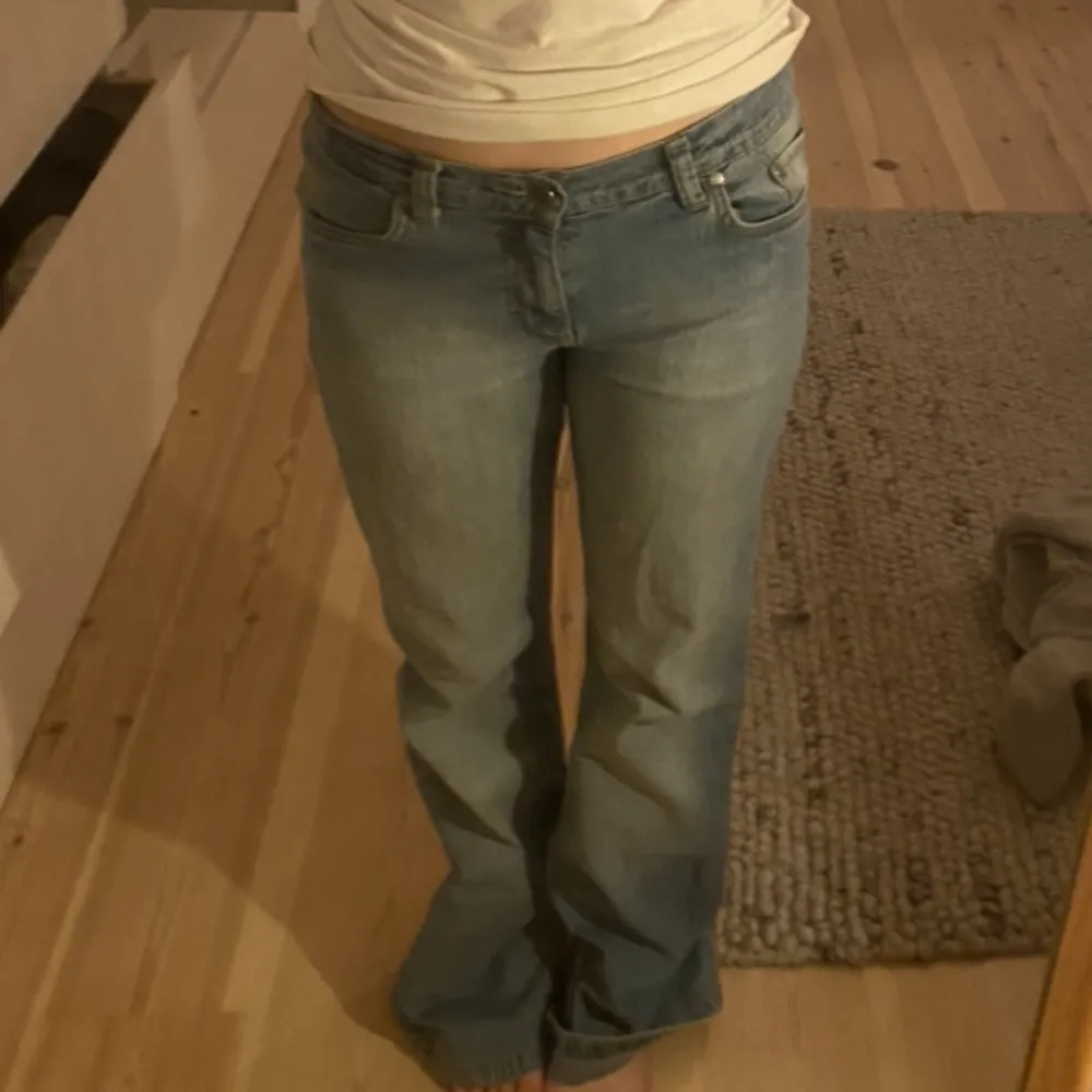 Dessa ljusblå lågmidjade jeans! Super fina i färgen och modellen men tyvär lite stora för mig. 💗💗. Jeans & Byxor.