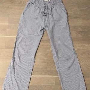 Randiga pjamasbyxor - Jättefina blåa randiga pjamasbyxor, väldigt fint skick. Endast använda 2-3 gånger!🥰