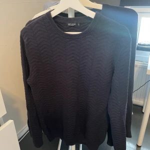 Kashmir tröja från tiger of sweden - Kashmir tröja från tiger of sweden i fint skick. Nypris ligger runt 1500. Storlek S men passar även M. Hör av er om ni har ytterligare frågor🙌🏻
