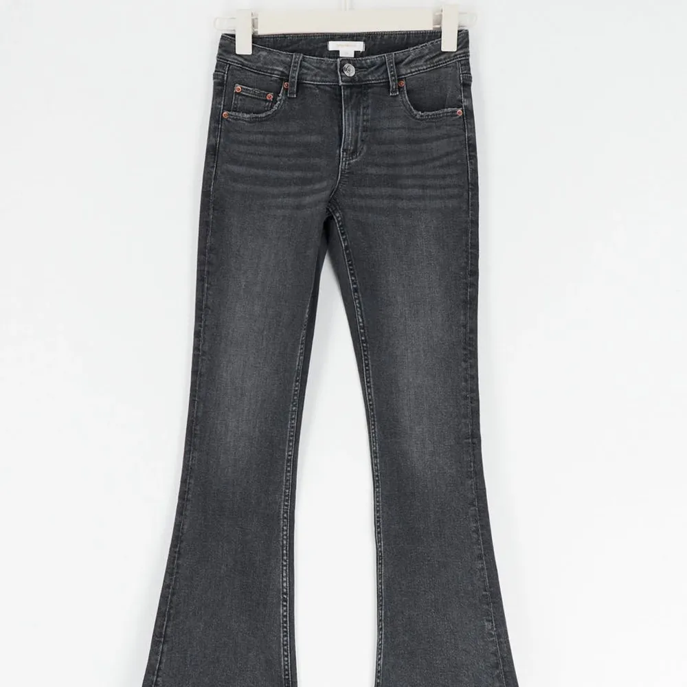 Säljer dessa jättefina bootcut lowwaist jeans från Gina young!! Säljer pga att de inte kommer till användning, köpta i vintras och använda en gång sedan!! Hör av vid intresse 💘💘. Jeans & Byxor.