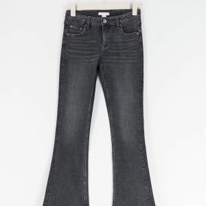 Säljer dessa jättefina bootcut lowwaist jeans från Gina young!! Säljer pga att de inte kommer till användning, köpta i vintras och använda en gång sedan!! Hör av vid intresse 💘💘