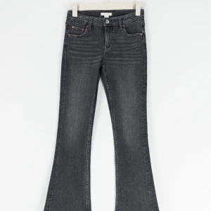 Gina young bootcut jeans  - Säljer dessa jättefina bootcut lowwaist jeans från Gina young!! Säljer pga att de inte kommer till användning, köpta i vintras och använda en gång sedan!! Hör av vid intresse 💘💘