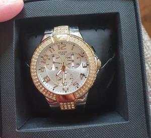 Guess Prism W16563L1 - Utgått Guess klokke. Kjøpt på Guess butikk i Oslo for 14 år siden.  Like fin men trenger nytt batteri.
