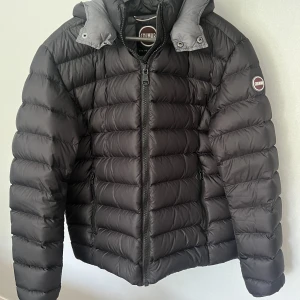 Colmar jacka 1250r - Säljer denna jacka från colmar som är köpt förra vintern, jackan är i bra skick och sparsamt använd. Nypris är 5000kr ungefär och tags med Qr kod finns kvar 