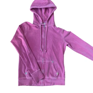 True Religion hoodie - Bra skick förutom att trycket på ryggen är lite sprucket! Dam hoodie som passa storlek s