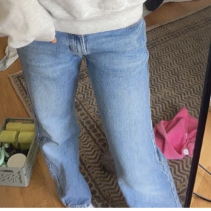Jeans  - Säljer dessa snygga weekday jeansen i W23 L30 i modellen arrow(lågmidjade). Använda men fortfrande snygga. 270 plus frakt. Kostar i vanliga fall 590kr