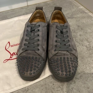 louboutin skor -  snyggt skick kontakt mig så diskuterar vi priset. passar även 44