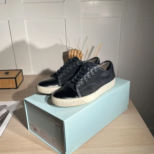 Lanvins - Tja, tänkte köra en intresskoll på mina mörkblåa lanvins i uk 7 som motsvarar 41 (sitter stort) Dem e marinblå färg och är k 8/10 i cond, allt og medföljer. Skriv för mer info🤝