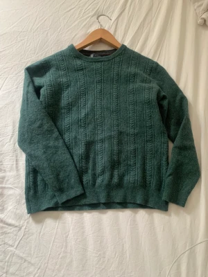 Ull tröja - En ulltröja som står att det är XXL men är absolut inte det på min kropp när jag först köpte den. Är medium large vanligtvist och passade perfekt. Men sen råkade den hamna i en tvättmaskin. Så den blev lite under m/s. Kan töja ur och skicka bild