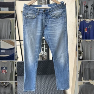 Mauro Grifoni Made in Italy Jeans, size 31 - Sköna Grifoni jeans i skön blå tvätt och släppt fåll. Väldigt gott skick, inköpta i Milano ett par år sedan, fullpris 3100kr. Storlek 31, passar 31/34, Made in Italy. Kan mötas i Sthlm!