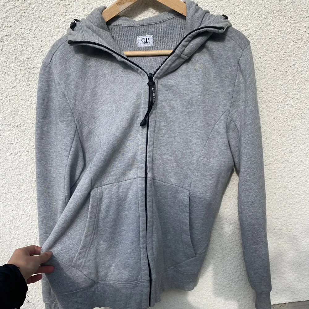 Cp company hoodie i jättebra skick, använd några gånger. Enda skavanken är den svarta färgen på knapparna som skavts bort lite (syns på bild 1) Bara att skriva om ni har frågor! . Tröjor & Koftor.