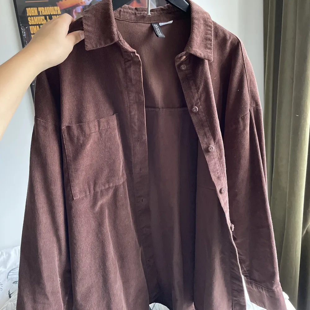 Brun oversized manchesterskjorta från H&M, knappt använd. Storlek XS men väldigt oversized, har vanligtvis S/M. Passar nog till en M/L.. Skjortor.