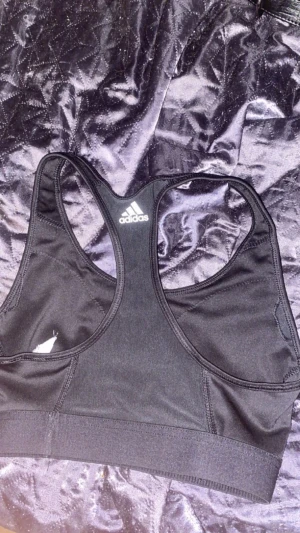 Adidas tränings topp - En Adidas tränings topp som är inte använd många gånger. Den är i ett bra skick. 