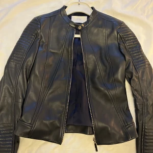 Hugo boss jacka - Skinnjacka från Hugo boss i nyskick! Nypris: 4000kr! Säljer då den blivit för liten.