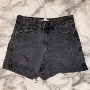 Jeans shorts - Säljer dessa snygga högmidjade jeans shortsen ❤️ Köpte för ungefär 1 år sedan men använder dem ej längre och dem är i rätt så bra skick 💖 Kontakta för mer info/bilder 💕
