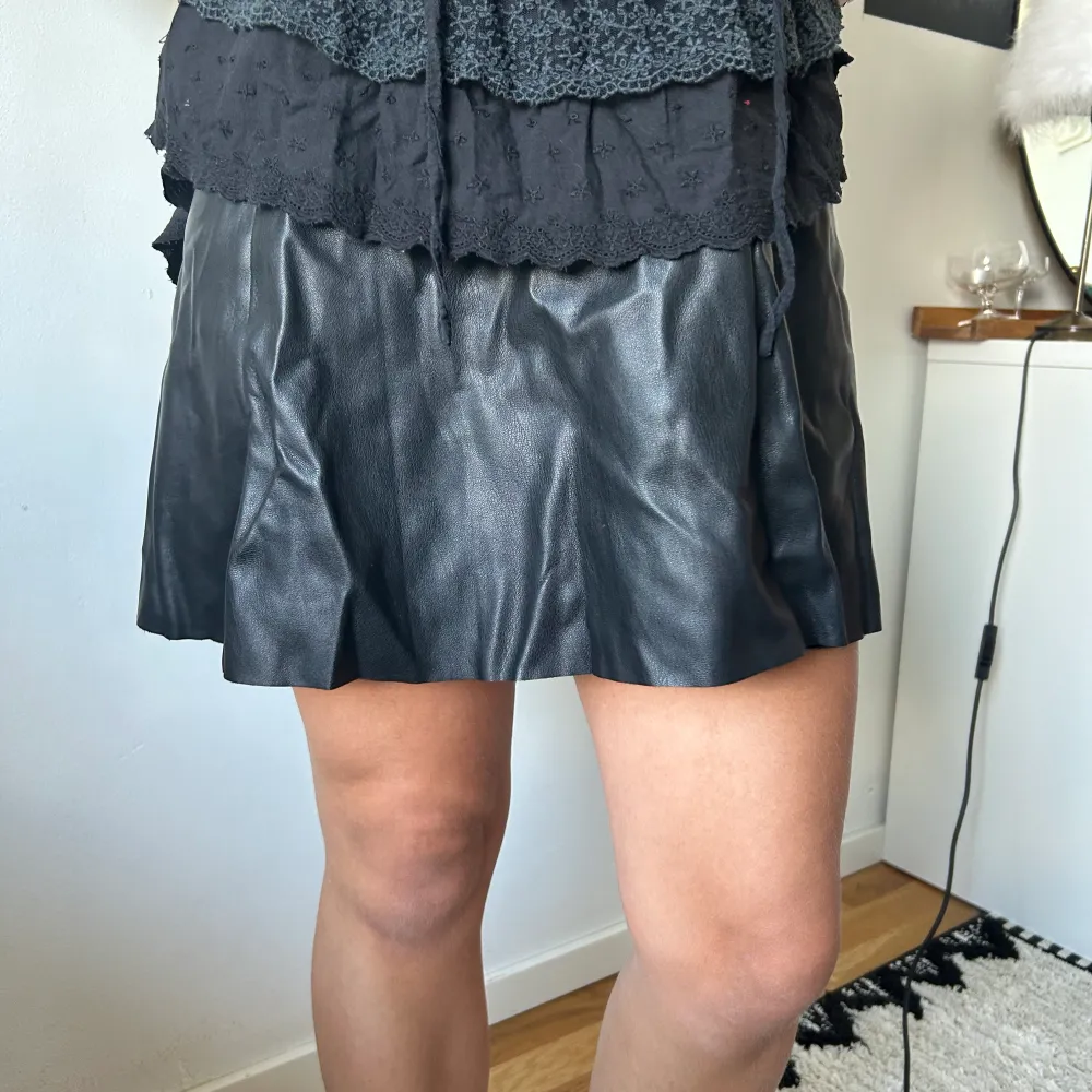 Super cool fake läder kjol perfekt till fest!. Kjolar.