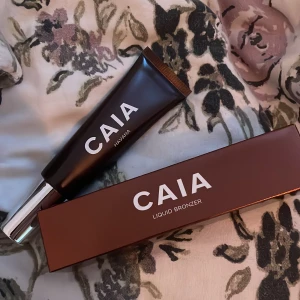 Caia  - Säljer en liquid bronzer från Caia då den blev fel färg för mig. Den är helt ny och aldrig testad💙🦋