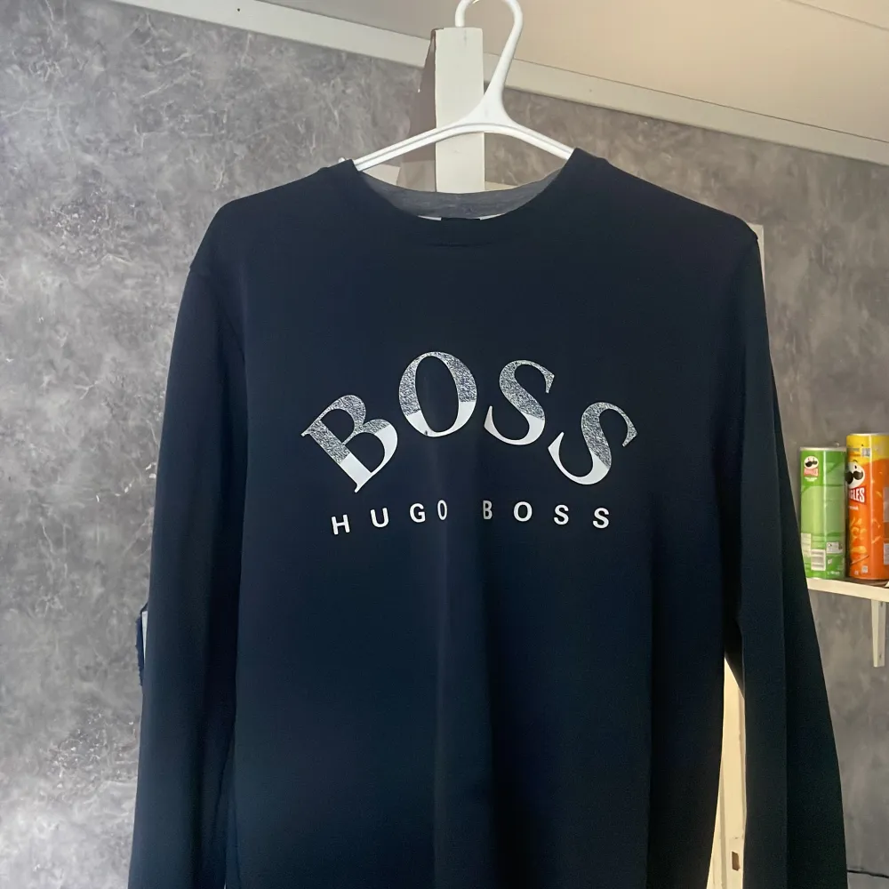 Säljer min Hugo boss sweat shirt. . Tröjor & Koftor.