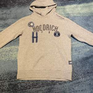 Grå hoodrich hoodie som är 9/10 i skick köpte den på JD och säljer för använder alldrig. Hoodien är storlek s och herrmodell. Fråga gärna om ni har funderingar pris kan diskuteras 