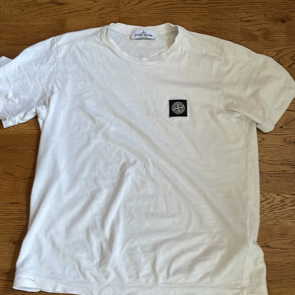 En vit Stone island T-shirt som jag säljer för den inte längre passar. Storleken är 12 år men passar xsDen har ett litet hål vid loggan (se bild) som inte märks av när den används. Kan mötas i Stockholm annars står köparen för frakten. . T-shirts.
