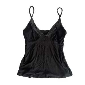 Svart paljett linne  - Har ett litet hål syns på sista bilden. Står ingen storlek sitter som en Xs. Kontakta vid intresse <3