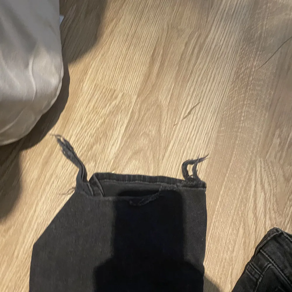 H&m slutsålda low flare jeans i storlek 36. Ena byxbenet är lite trasigt men det går nog att fixa. Säljer för 120💕. Jeans & Byxor.