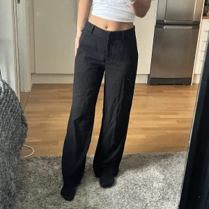 Weekday kostymbyxor - Skitsnygga lågmidjade kostymbyxor! Storlek 38 men passar 36!! 