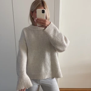 Stickad tröja - Säljer denna vita stickade tröjan då jag inte har någon användning av den💗tryck gärna på köp nu!