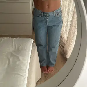 Blue Vintage Levi’s jean. I am 165 cm and usually have 25 in waist, these have a nice oversized fit. 