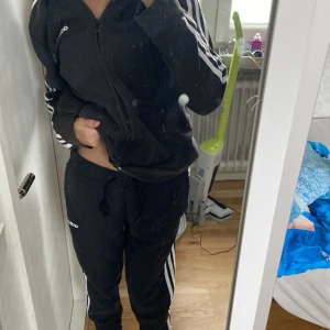 Adidas sätt  - Svart adidas kofta och byxor kan köpas separat också❤️