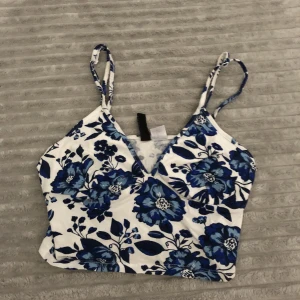 Blommig topp - Pris kan diskuteras!😊